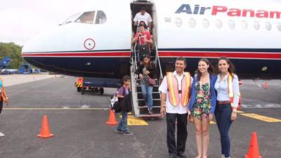 La ejecutiva de Air Panamá Viajes, Ursula Kinner, entre los turistas que arribaron a Roatán, fue recibida por Emilio Silvestri director de turismo de Honduras.