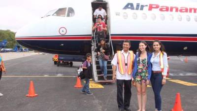 La ejecutiva de Air Panamá Viajes, Ursula Kinner, entre los turistas que arribaron a Roatán, fue recibida por Emilio Silvestri director de turismo de Honduras.