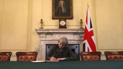Theresa May firmó el documento el martes por la noche.