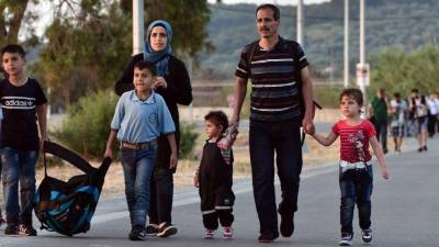 Una familia de refugiados sirios se dirige hacia un futuro mejor tras desembarcar en la isla griega de Lesbos.