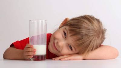 Recuerda tomar un vaso de leche en el desayuno y antes de ir a dormir.