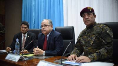 El embajador de Guatemala en Belize, Manuel Estuado Roldan, el ministro de asuntos exteriores, Carlos Ramiro Martinez y el ministro de Defensa William Mancilla.