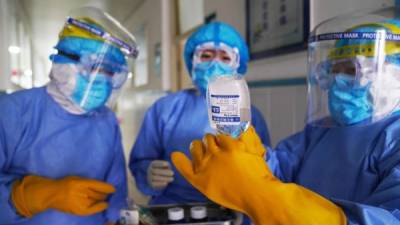 Médicos en China toman medidas de precaución extremas para tratar a los pacientes con coronavirus. Foto: AFP