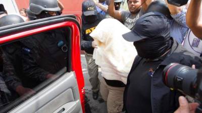 Policías militares custodian a Sergio Rodríguez Orellana después de arrestarlo en su casa en la colonia Miraflores de Tegucigalpa. AFP