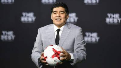 Diego Maradona se hizo presente a la gala. Foto EFE/Walter Bieri