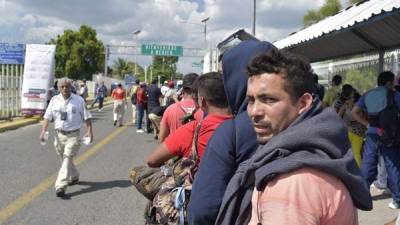 Integrantes de la caravana migrante procedente de Honduras hacen fila, este jueves en el municipio de Suchiate en Chiapas (México). EFE