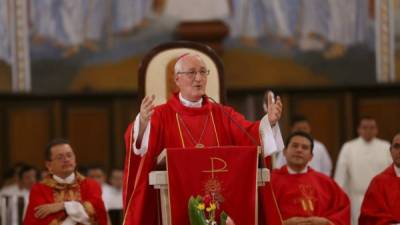 Monseñor ángel Garachana, obispo de la diócesis de San Pedro Sula, durante una misa en la catedral San Pedro Apóstol.