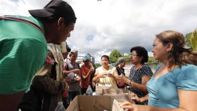 Migrantes hondureños reciben medicinas que les ofrecen ciudadanos mexicanos durante su travesía hacia su objetivo, Estados Unidos, hoy, martes 23 de octubre de 2018, mientras recorren Huixtla (México). EFE