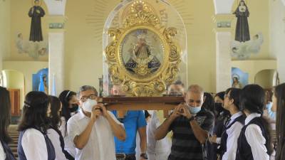 El estudiantado del Instituto María Auxiliadora alabó con un rosario a la morenita de Suyapa.