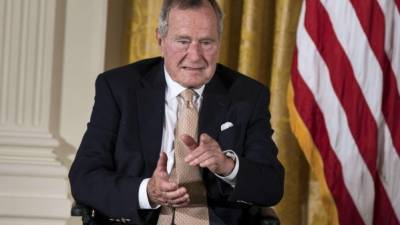 George Bush padre sigue hospitalizado pero estable.