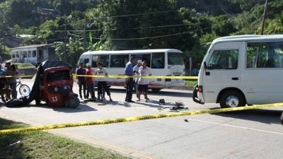 La colisión entre el mototaxi y el rapidito de la empresa Impala se suscitó a las 12:45 del mediodía en la autopista que conduce a Puerto Cortés.