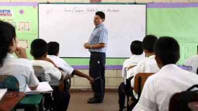 Escolares prestan atención a un profesor en un centro educativo público del país.