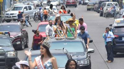 Las 12 jovencitas candidatas al reinado engalanaron la popular avenida San Isidro con un desfile.