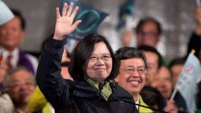 La presidenta electa de Taiwán, Tsai Ing-wen saluda a sus partidarios, tras ganar hoy las elecciones presidenciales, en Taipei. EFE