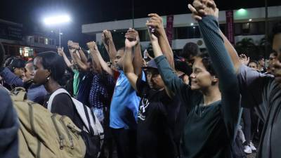 Migrantes protestan la madrugada de este sábado, en la ciudad de Tapachula en el estado de Chiapas (México).