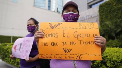 Una mujer mientras muestra un cartel durante una movilización con motivo de la conmemoración del Día Internacional de la Eliminación de la Violencia contra la Mujer en Tegucigalpa.