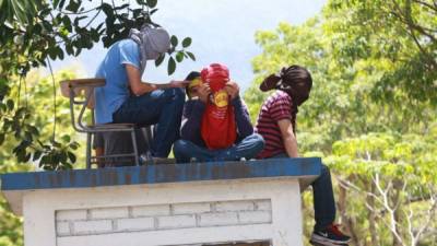 Estudiantes de la Unah-vs que mantienen toma las instalaciones.