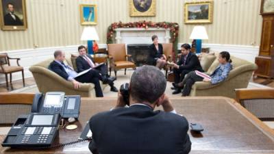 Barack Obama habla con Raúl Castro en el despacho Oval, en presencia de Ben Rhodes y Ricardo Zúñiga, entre otros. / CASA BLANCA