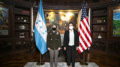 La jefa del Comando Sur de Estados Unidos, Laura J. Richardson y la presidenta de Honduras Xiomara Castro.