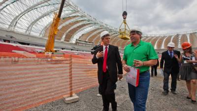 El entrenador de Honduras, Luis Fernando Suárez al conocer un estadio mundialista en Puerto Alegre. Foto: Gobierno de Brasil