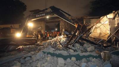 Ayer por la noche empezaron los trabajos de demolición; la excavadora destruyó las oficinas adonde revisaban a los que llegaban a visitar a los presos. Foto: Yoseph Amaya
