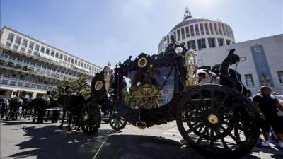 Un féretro portado en el interior de un gran coche de caballos y acompañado por la banda sonora de la película 'El Padrino', así ha comenzado el funeral del capo mafioso Vittorio Casamonica que se ha celebrado hoy en Roma y que ha desatado la polémica en la capital.