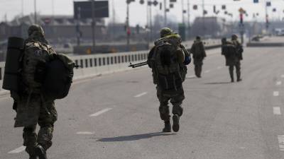 Militares ucranianos patrullan las afueras de Kiev para evitar el ingreso de las tropas rusas a la capital.