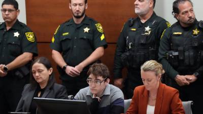 El autor de la matanza de la escuela secundaria Marjory Stoneman Douglas, Nikolas Cruz, espera el veredicto del jurado junto a su equipo de defensa, las abogadas Kate O’Shea (i) y Melissa McNeill.