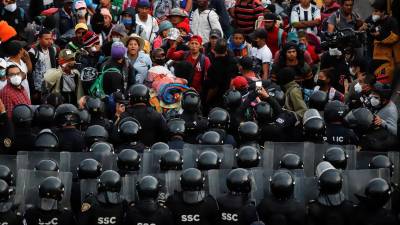 La policía mexicana intentó impedir el ingreso de los migrantes a la Basílica de Guadalupe.