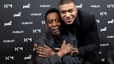 Pelé compartió el martes con el joven delantero francés Mbappé en un evento de publicidad. FOTO AFP.