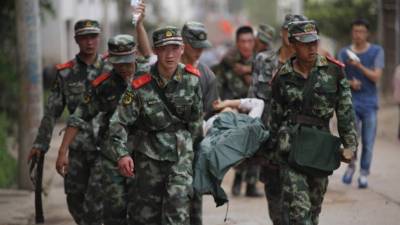 Los cuerpos de socorro trabajan con intensidad para que los heridos por el terremoto reciban atención médica.