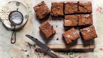 Cuando esté frío partir en trozos cuadrados.