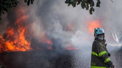 Al menos cinco unidades de Bomberos llegaron al lugar para controlar el incendio en la tapicería Don Tori. Fotos: Wendell Escoto y Santiago Lara
