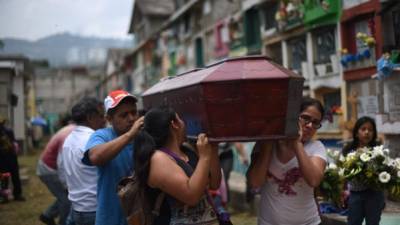 Familiares de Lesvia López transportan sus restos al cementerio de Santa Catarina Pinula. Foto: AFP/Johan Ordóñez
