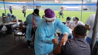Un hombre recibe una dosis de la vacuna contra la covid-19 hoy sábado, en el Estadio Nacional de Tegucigalpa (Honduras). EFE/ Gustavo Amador