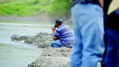 Elías y Maribel lloraron amargamente cuando vieron que el cuerpo hallado la mañana de ayer por bomberos en un banco de arena en medio del río Chamelecón, en el sector de Guaruma Dos de La Lima, era el de su hija Ruth Elizabeth Gómez.