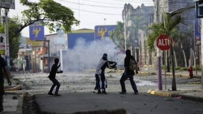 Un grupo de manifestantes lanzan morteros durante una manifestación en la ciudad de Masaya (Nicaragua) el 2 de junio de 2018, durante el día número 46 de protestas en contra del gobierno de Daniel Ortega. EFE