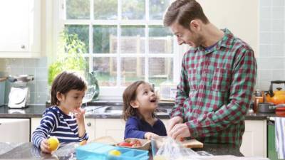 Los padres deben permitir que sus hijos participen en la preparación de sus loncheras. Foto: iStock.