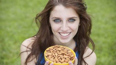 Varíe los colores de los alimentos en su plato. Consuma varios tipos de verduras y hortalizas al día. Incluya una fruta.