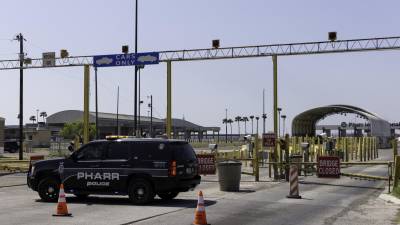 La Casa Blanca criticó duramente al gobernador de Texas Greg Abbott por aumentar la inspección de camiones en la frontera con México.