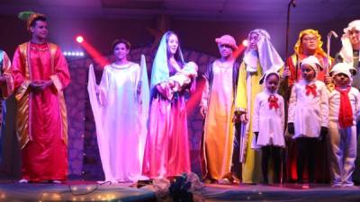 “Un Regalo de Navidad” es una obra que entre fonomímicas y danzas recrea la llegada al mundo del niño Jesús. Terminando con un hermoso coro de Ángeles cantando el Aleluya.