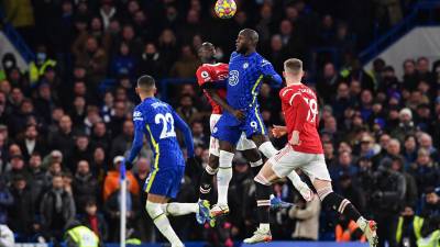Romelu Lukaku y Eric Bailly en plena lucha en el duelo Chelsea y Manchester United en Stamford Bridge. Foto AFP.