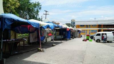 Los locales afuera de la universidad permanecen cerrados.