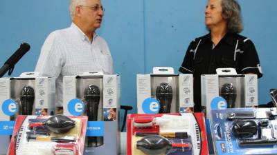 El doctor Francisco Herrera entrega la donación al catedrático Alfredo Haces.