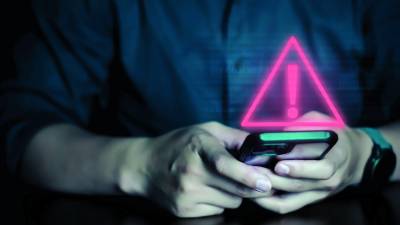 Las imágenes corresponden a las conversaciones que mantuvo una víctima con uno de los estafadores que había tomado el control del WhatsApp de otra persona.