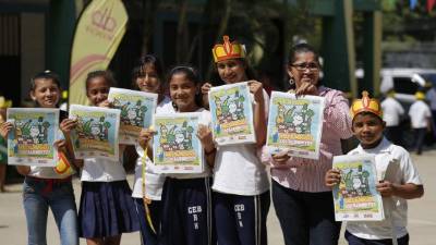 Alumnos y maestros del centro básico República de Honduras recibieron con agrado el primer fascículo de Crece Sano. Fotos: Melvin Cubas