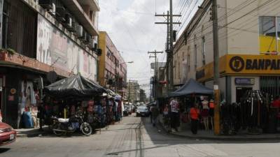 Las aceras del centro de la ciudad están ocupadas y cada día el número de puestos aumenta. Ya no se puede transitar.