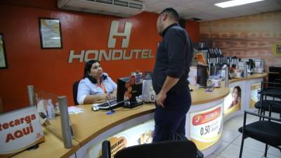 EXTINCIÓN. Los clientes de Hondutel en busca de servicios de telefonía fija son cada día menos.