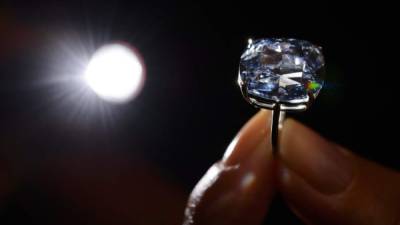 El diamante 'Blue Moon' se vendió en un precio récord.