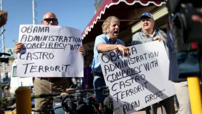 'La administración de Obama conspira con el terrorista de Castro' se lee en los carteles de manifestantes en EUA.